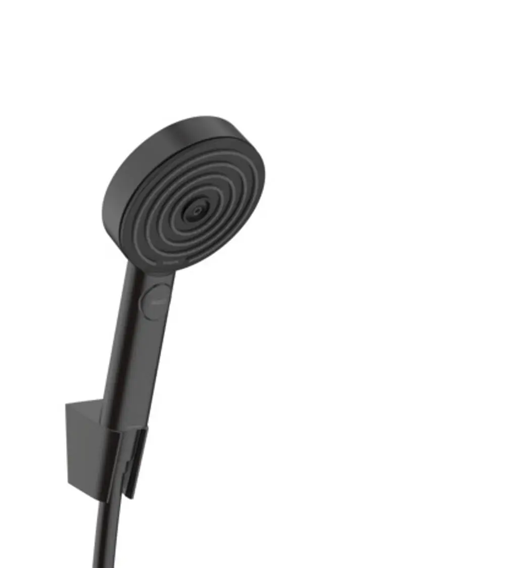 Nahaufnahme eines mattschwarzen hansgrohe Pulsify Select S Brausehaltersets 105 3jet Relaxation mit Brauseschlauch.